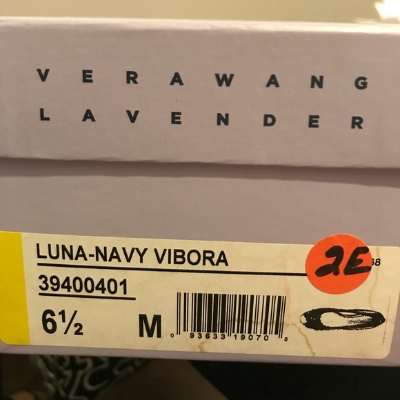 EUC VERA WANG LAVENDER FLATS - Picture 6 of 6